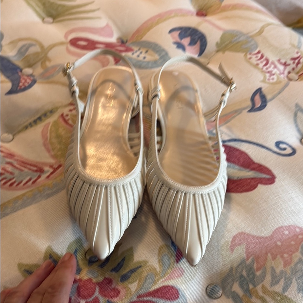 New Sz 10 M off-white/cream slingback flats. Color has a “cool” undertone